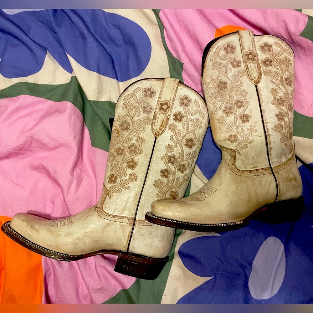 BRAND NEW white floral cowgirl boots!!